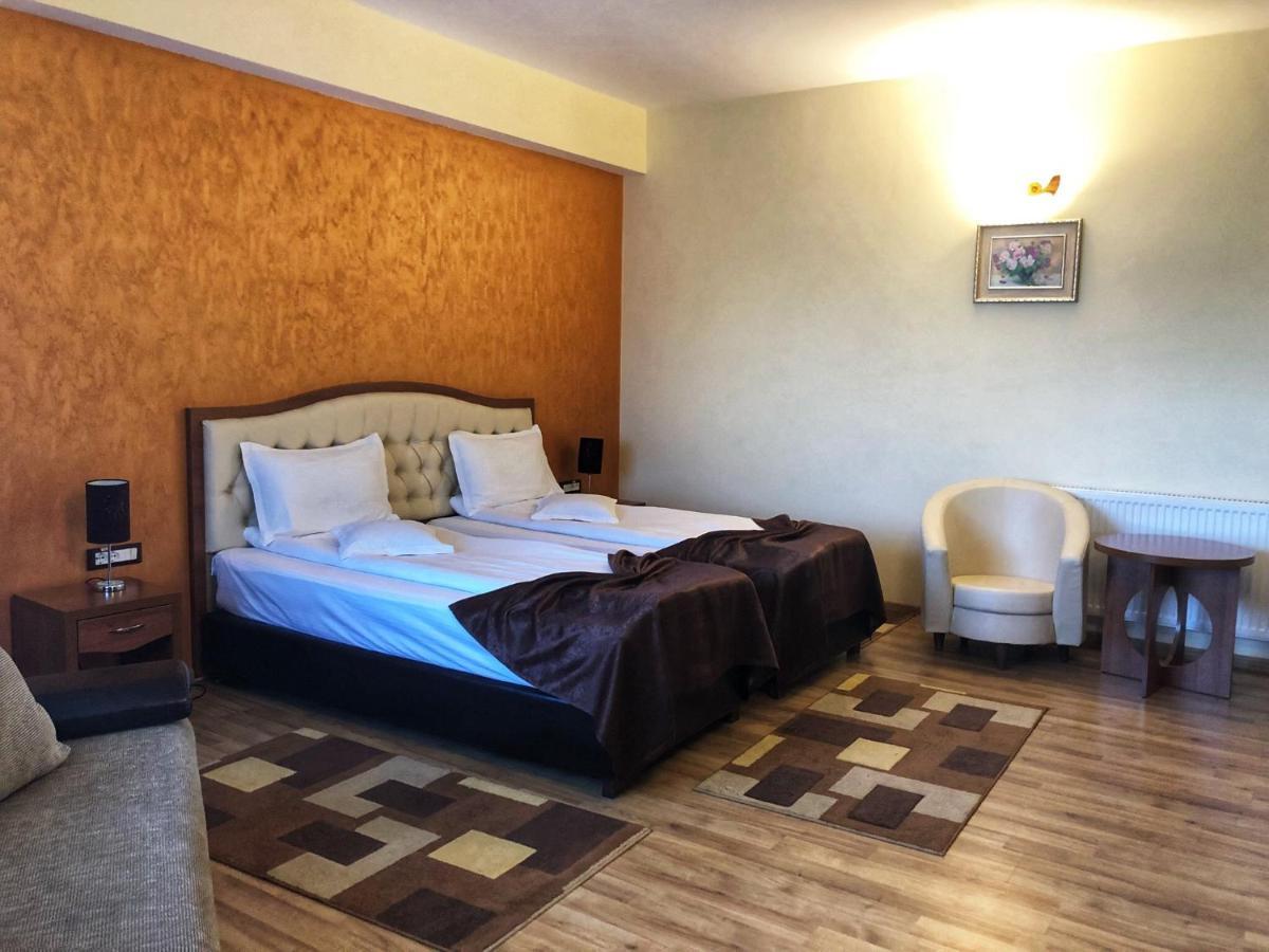 Hotel Crystal Palace Râmnicu Vâlcea Exterior foto